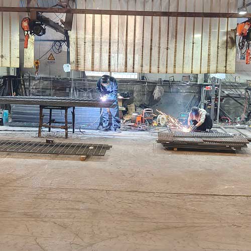 精准选型指南：选择不同规格的平台钢格栅板