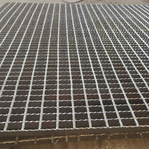 齿形钢格板平台踏步板：有效预防滑倒