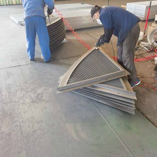 雨水排水钢格栅盖板污水处理钢格板篦子：技术参数与性能详解