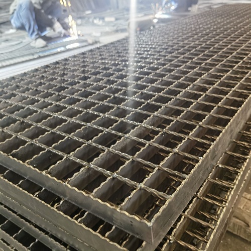 提升工业平台安全性：防滑承重强齿型钢格栅钢格板