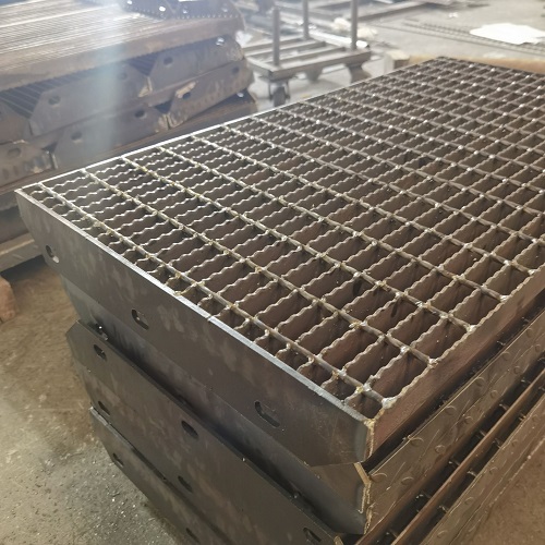 工业车间必备：镀锌格栅板与钢格栅板