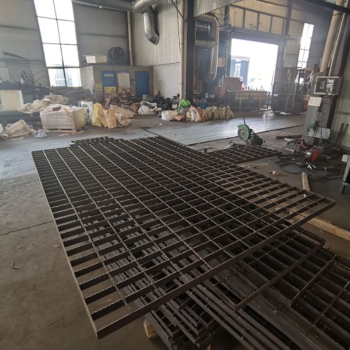 根据需求选择不同类型的钢格栅:定制平台钢格栅