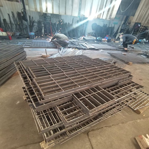 化工厂钢格栅系统：腐蚀防护的终极解决方案