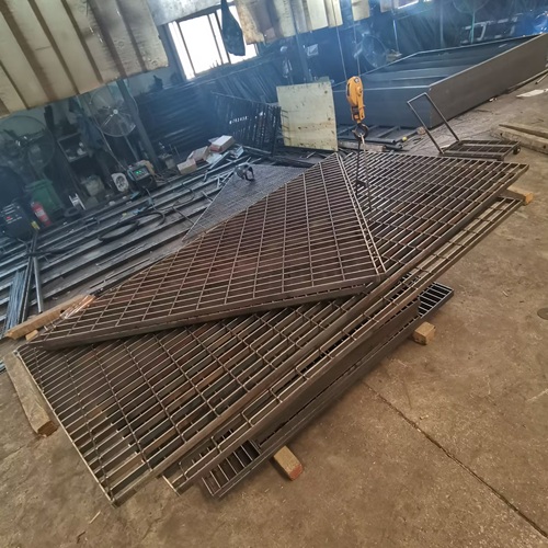 商业街区钢格栅：美观与安全兼顾的铺装方案