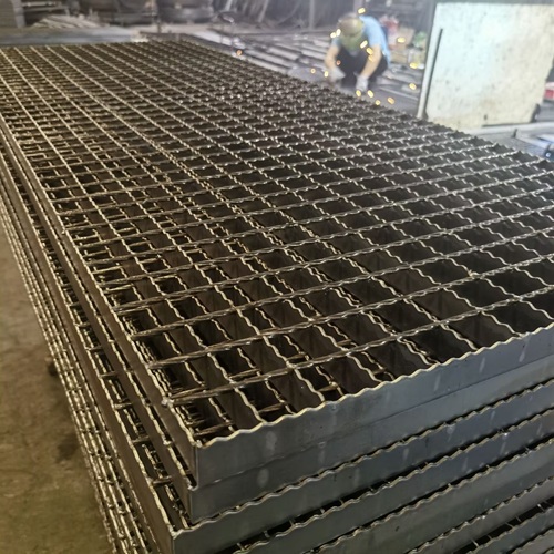 钢格板用于排水沟盖板的优势分析