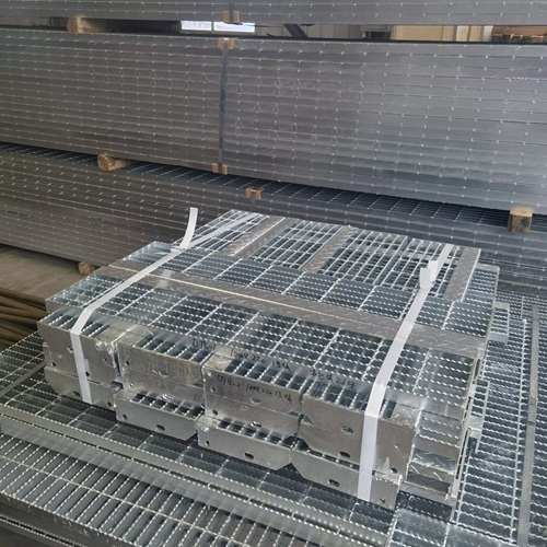 商业综合体里的钢格栅板隔断太有设计感了