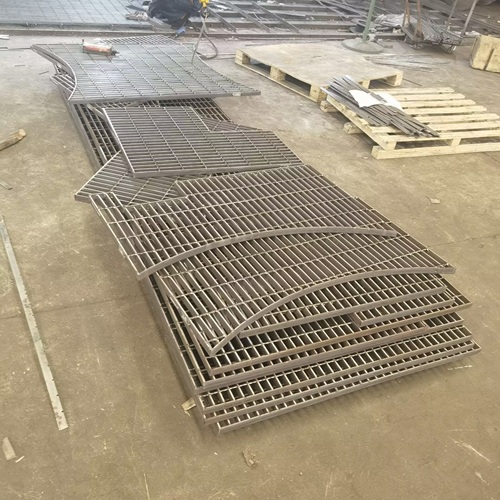 商业综合体里的钢格栅板隔断太有设计感了