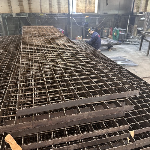 钢格栅板打造城市步道的新趋势